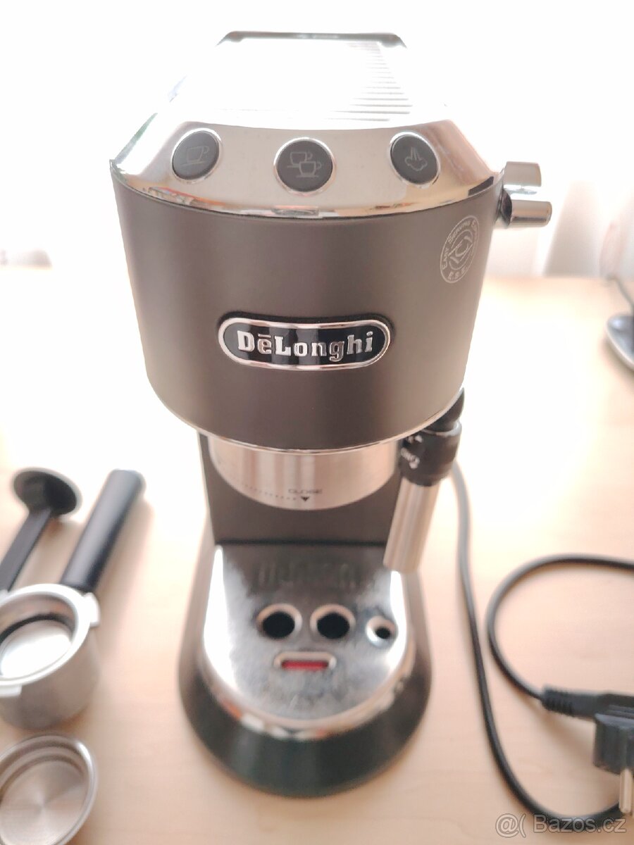 Pákový kávovar:
De'Longhi Dedica EC 685.BK - 2