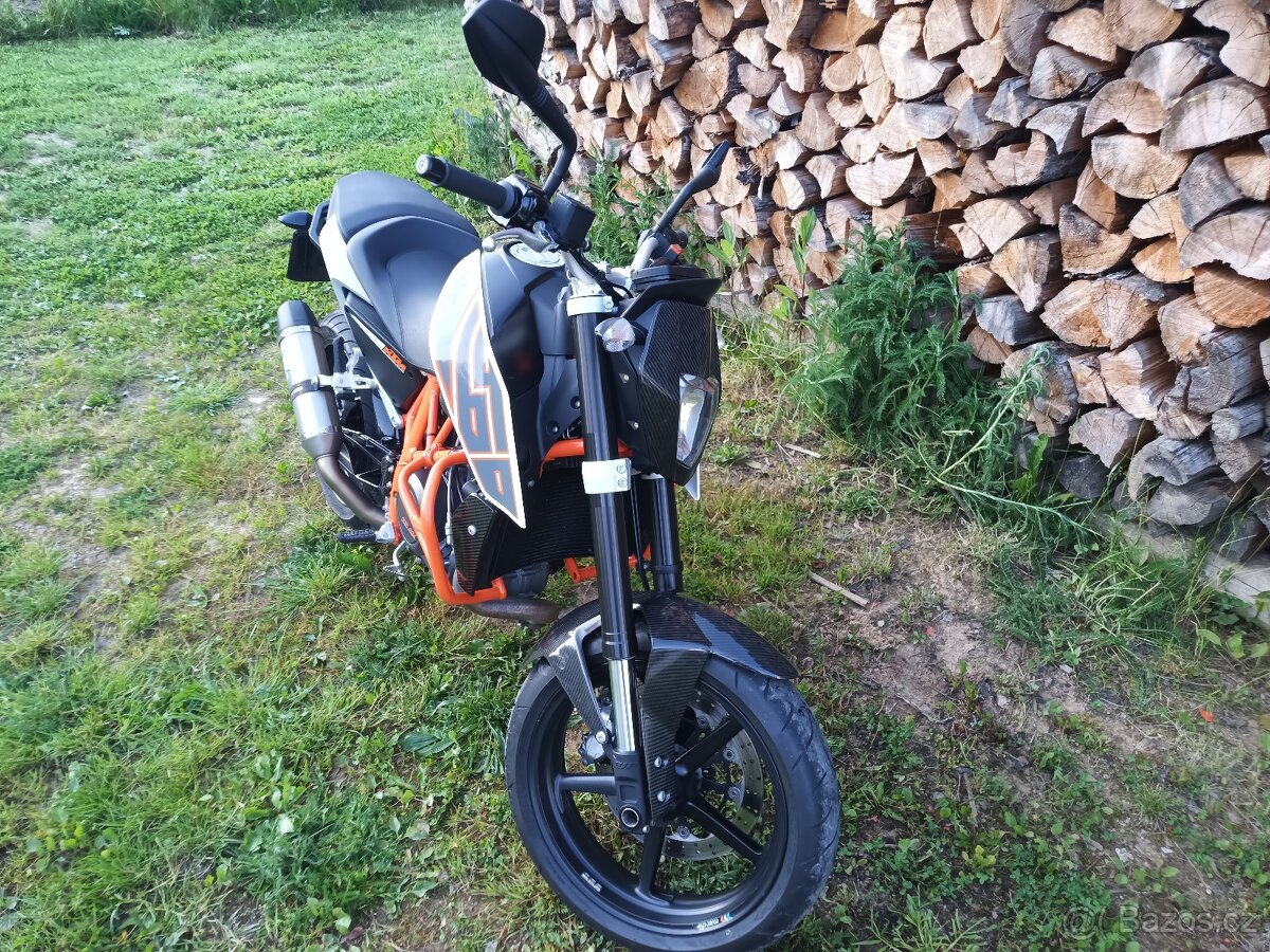 KTM 690 Duke "Carbon" - 2
