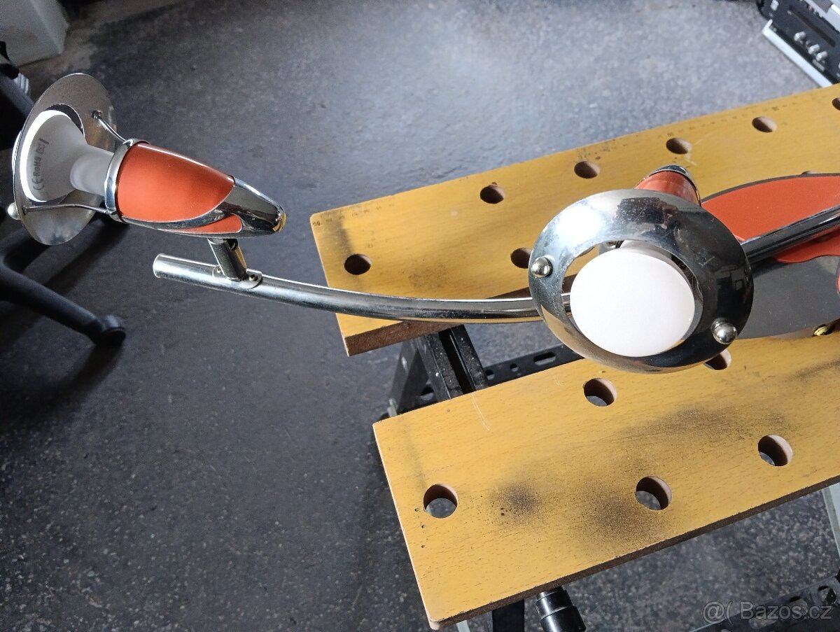 Velký lustr do obývacího pokoje s žárovkami. - 2