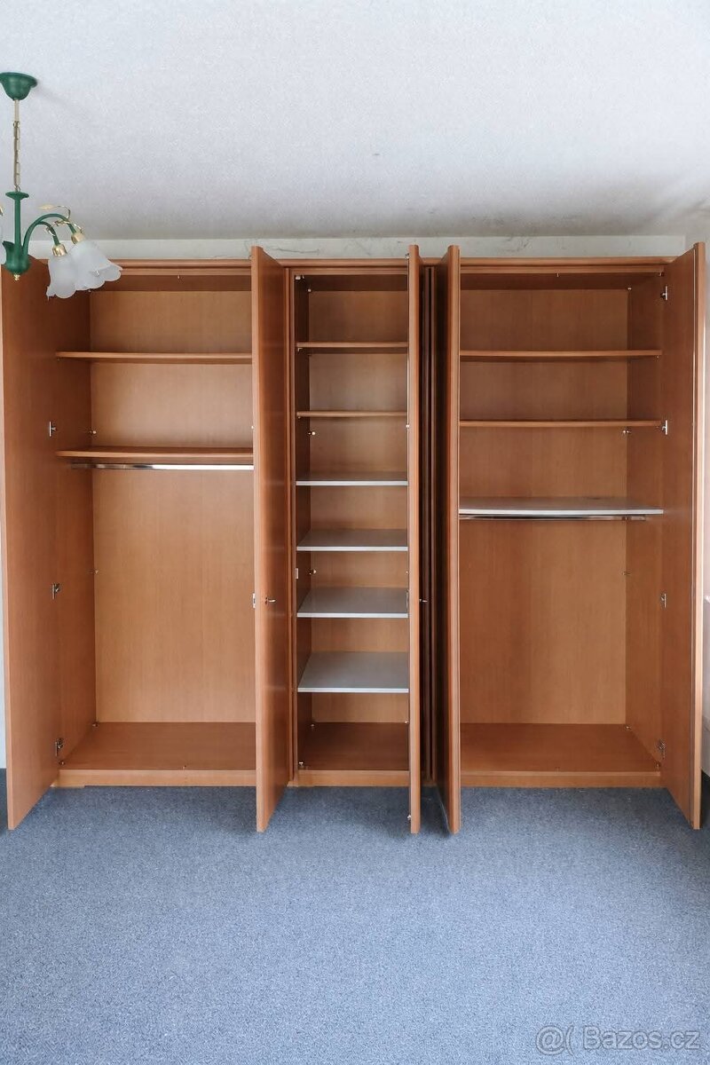 Šatní skříň - 2