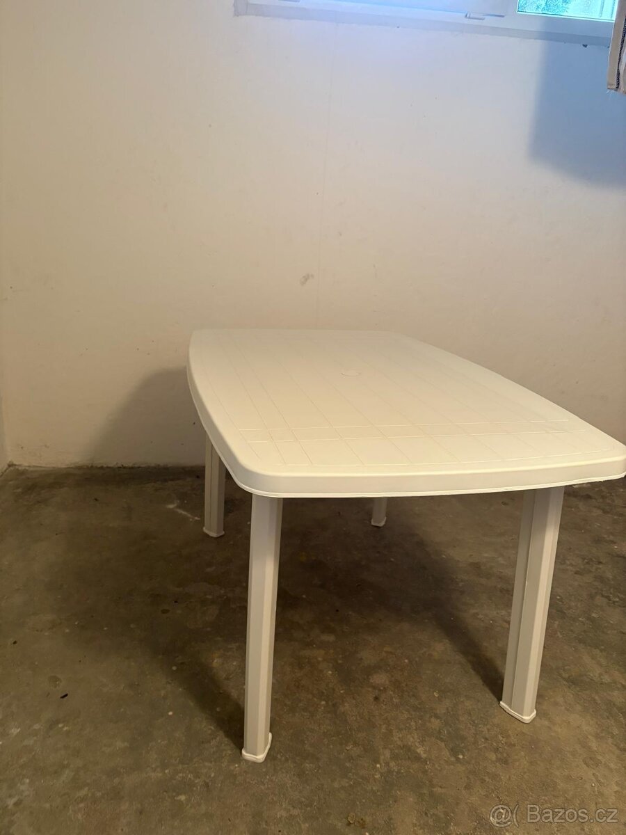 Plastový stůl - 2