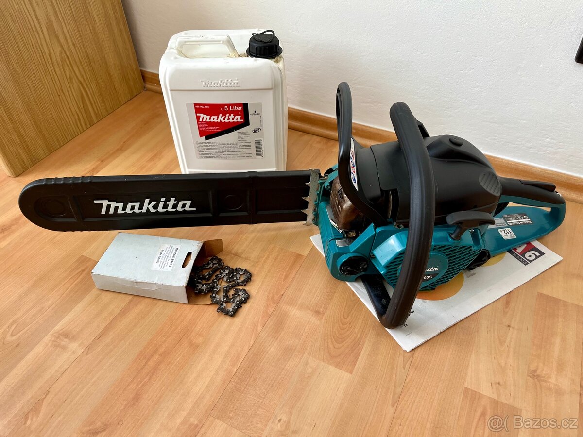 řetězová pila makita-EA3200S. - 2