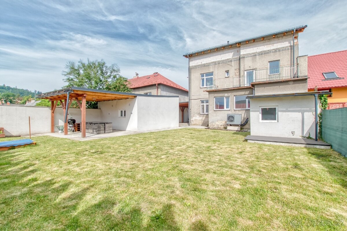 Prodej rodinného domu s potenciálem přes 270 m2 plochy - 2
