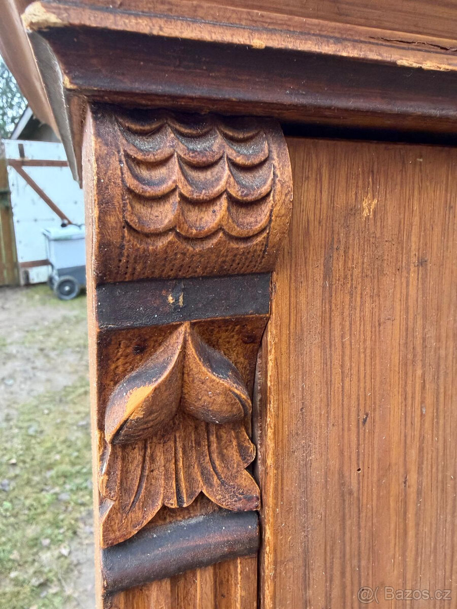 Starožitná skříň z dřevěného masivu - 2