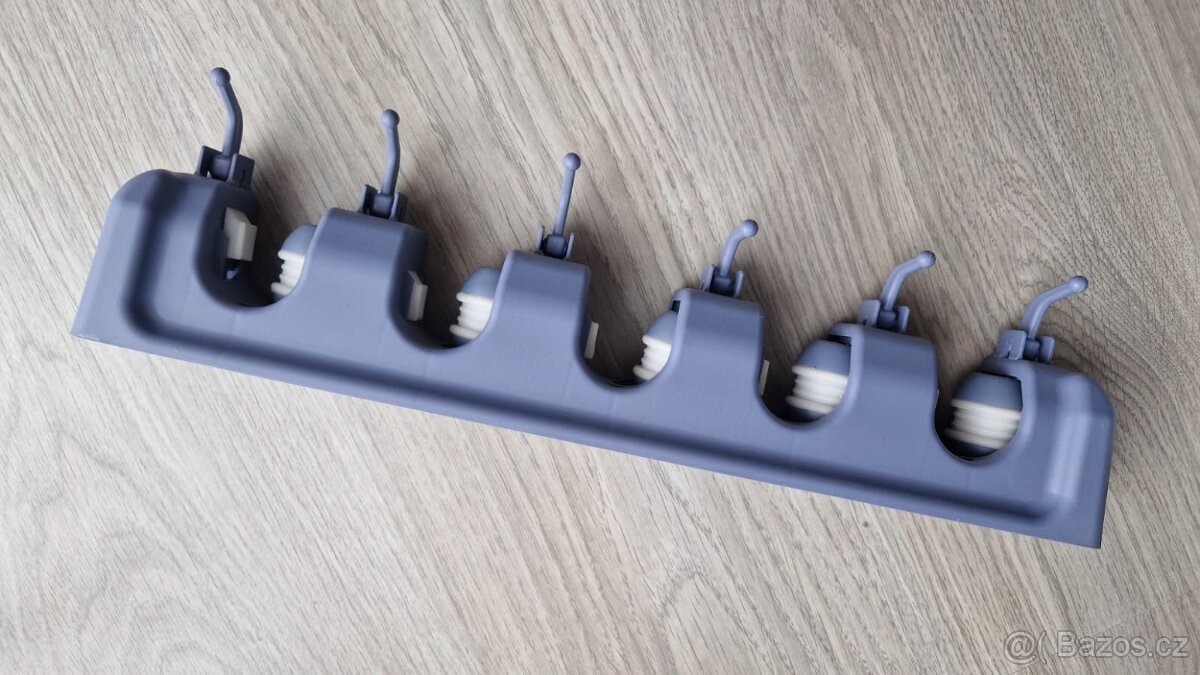 Praktický držák na mopy/úklidové pomůcky - 2