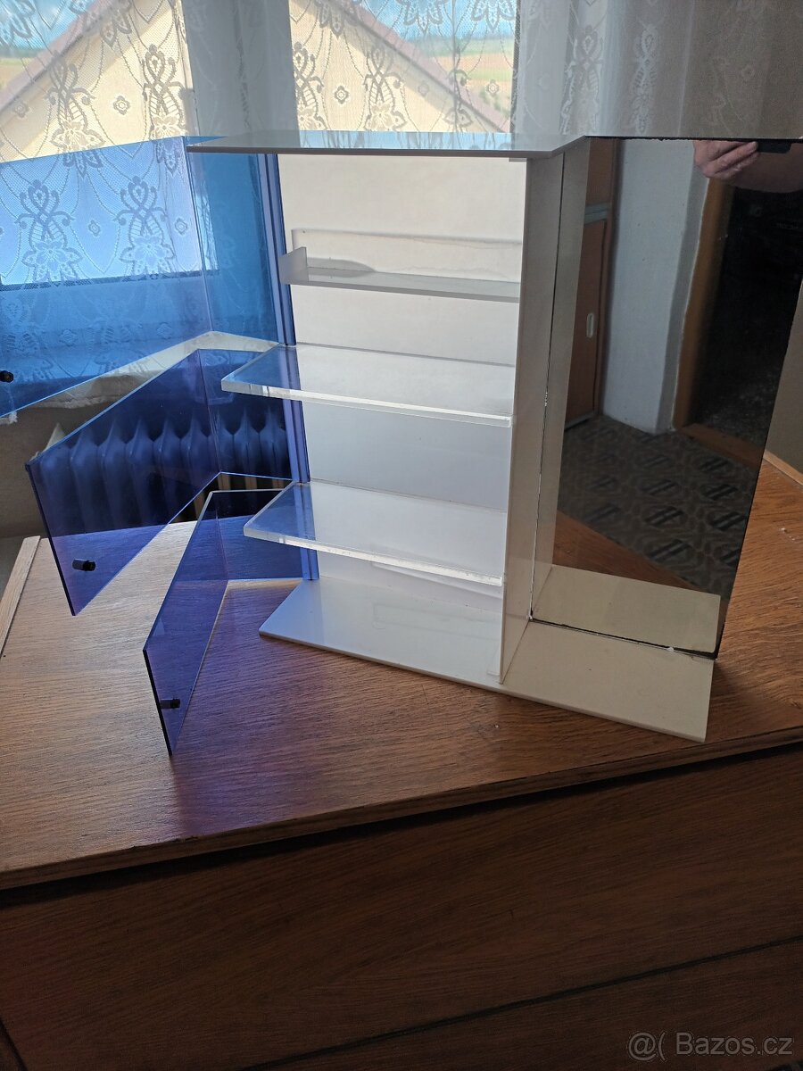 Zrcadlo se skříňkou - 2
