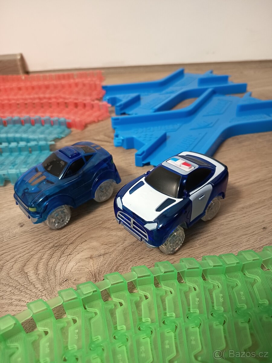 Svítí autodráha se 2 autíčky - 2