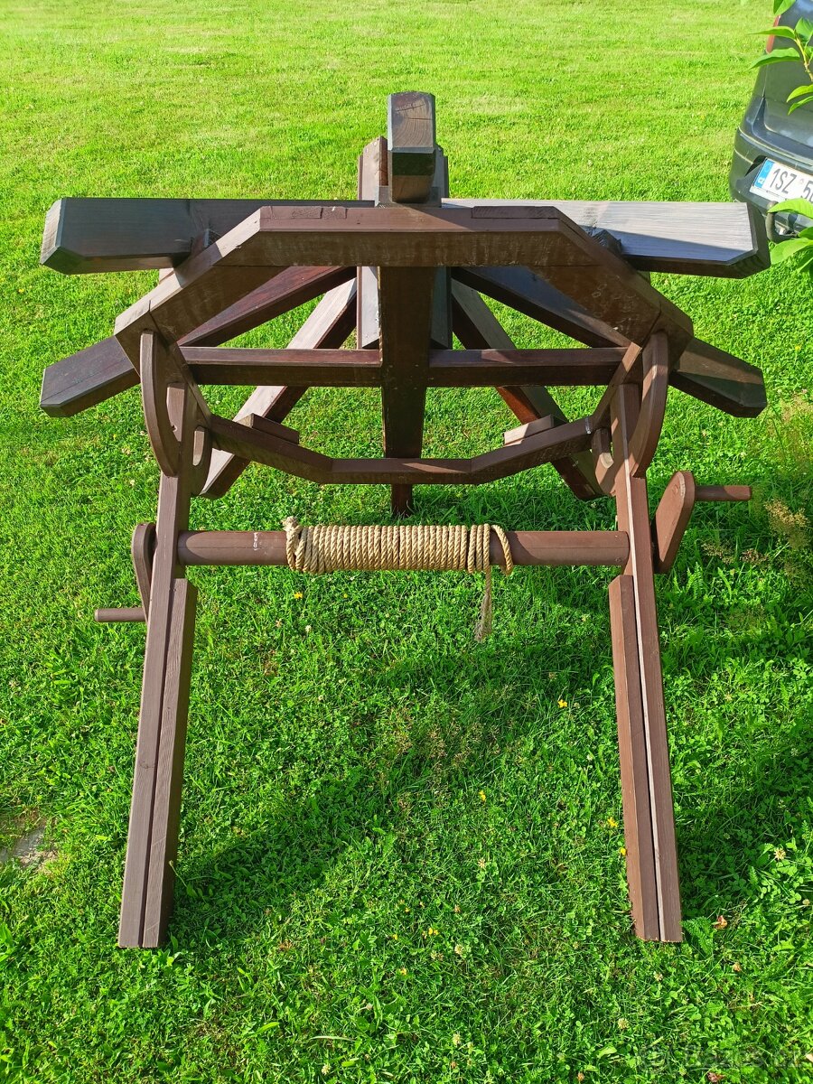 Prodám střechu dřevěného rumpálu - 2