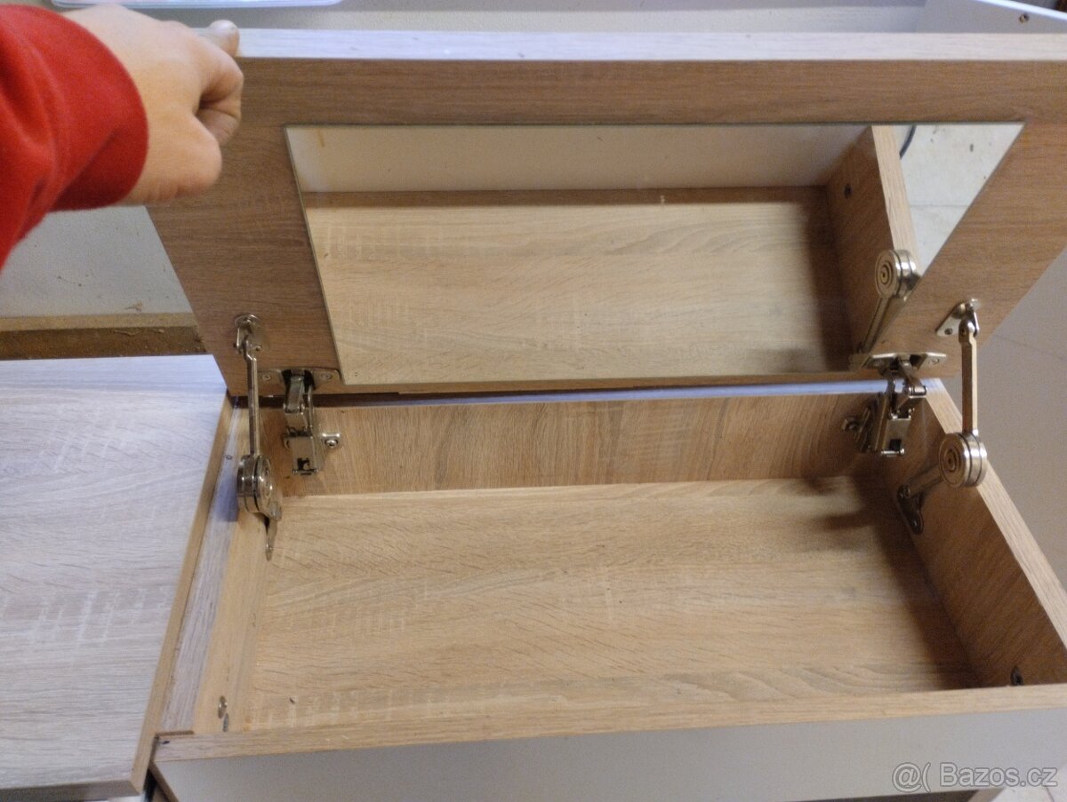 Kosmetický stolek - 2