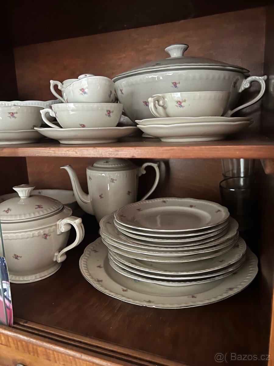 Servírovací porcelanové sady. Talíře, skleničky, mísy - 2