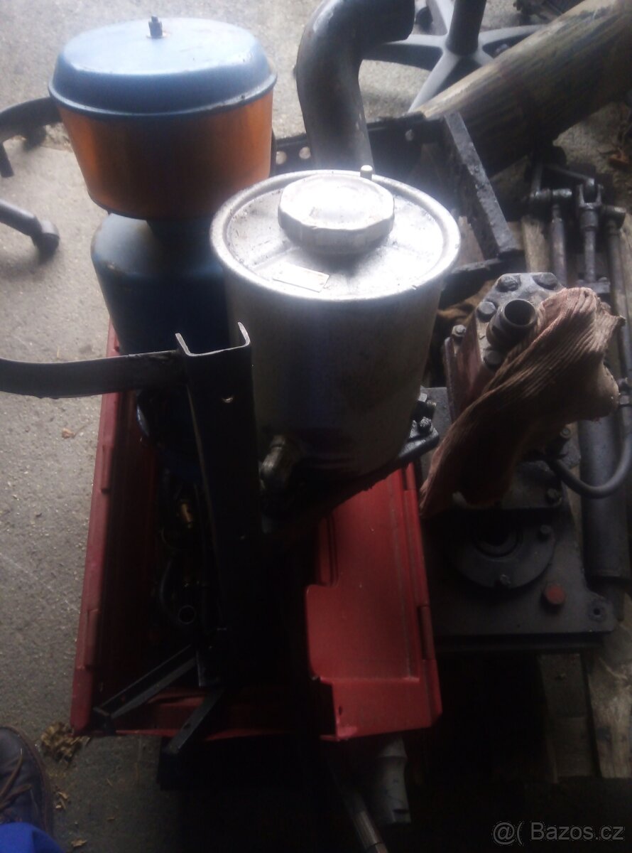 Olejová nádžka Zetor 5211-7745....Vzduchový filtr - 2