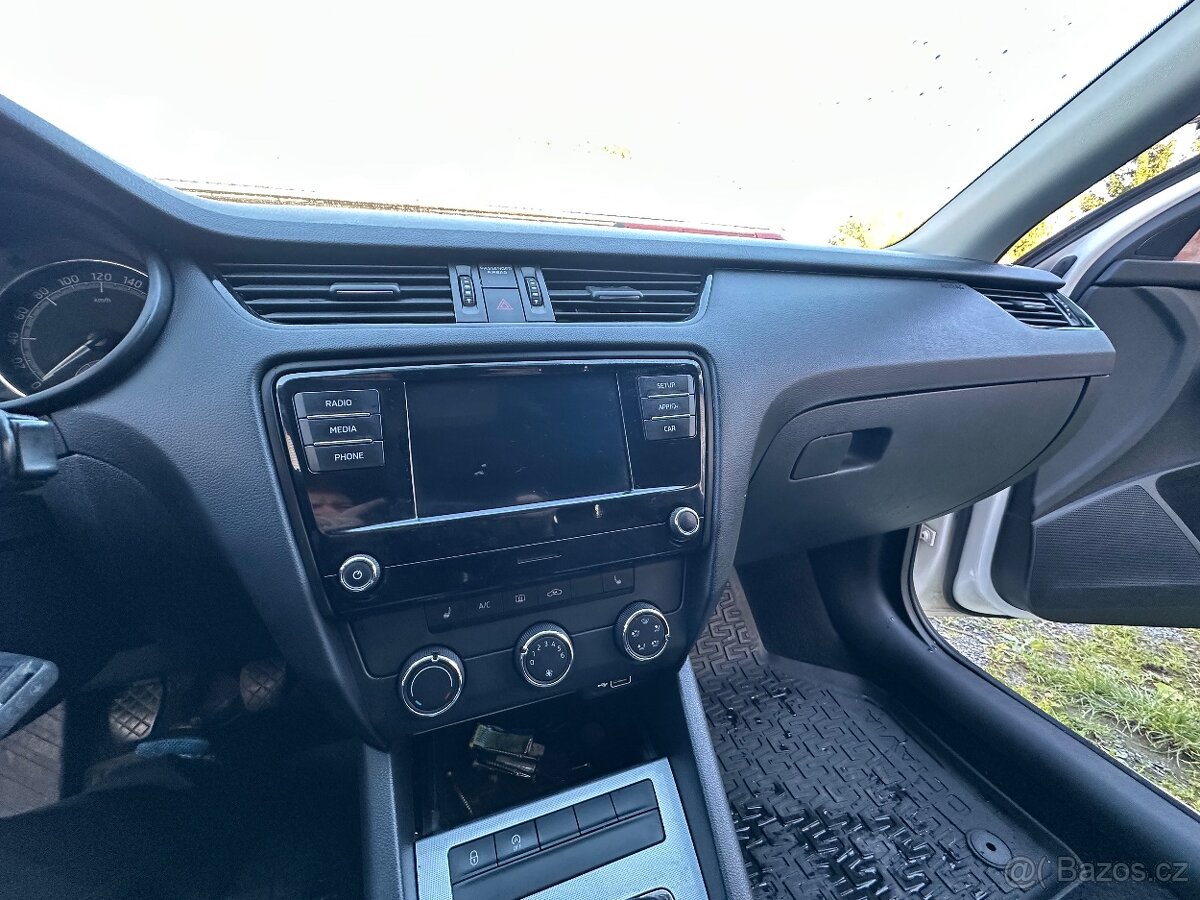 Palubní deska Škoda Octavia III vč. airbagů - 2
