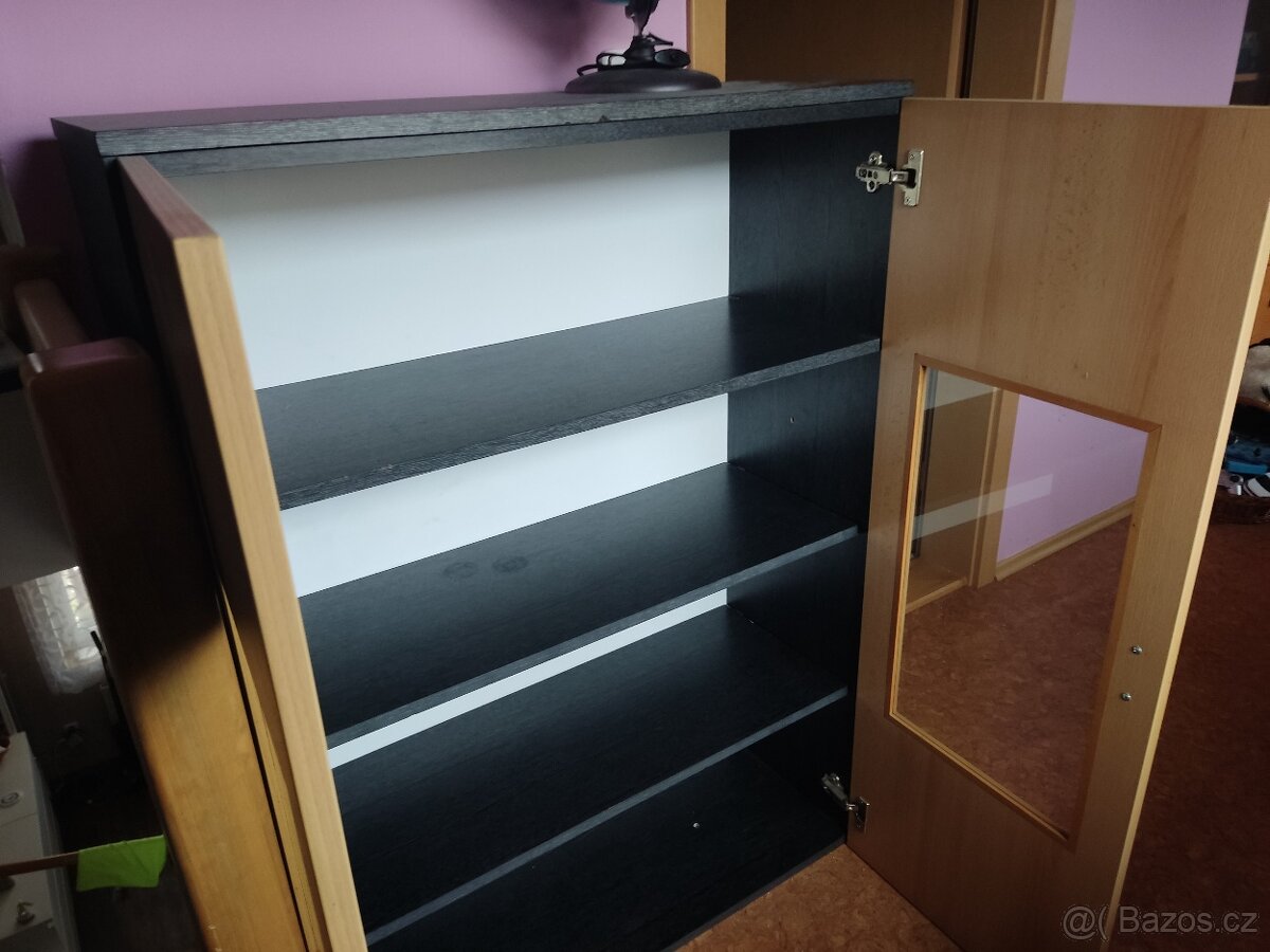 Knihovna, vitrína - 2