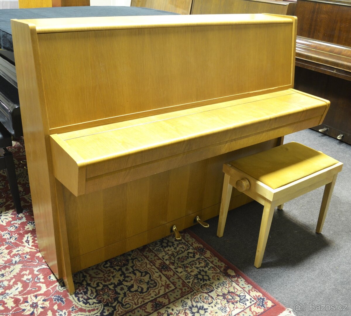 K zapůjčení pianino PETROF+židlička. - 2