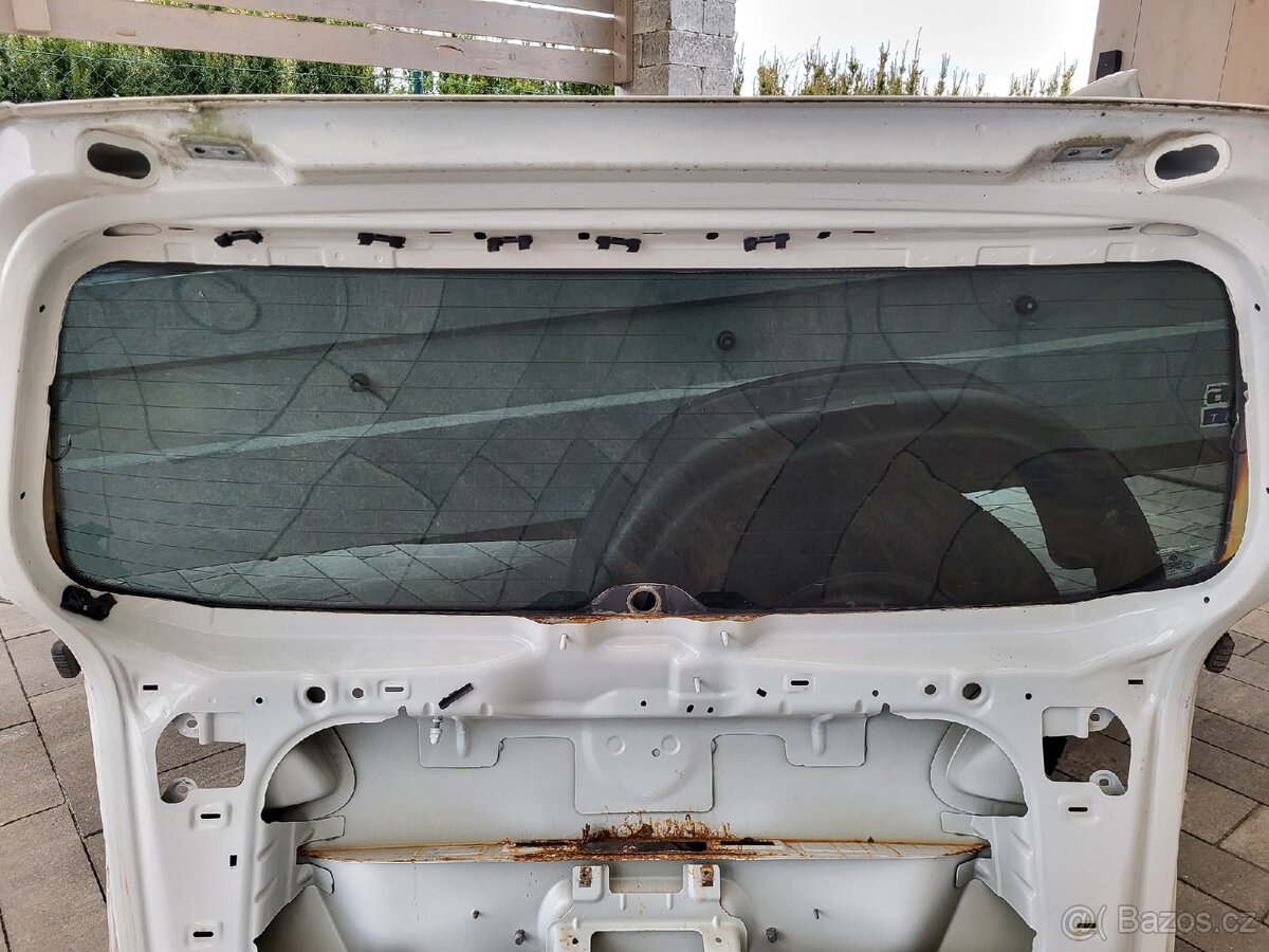 Passat B7 Kombi-sklo do pátych dverí - 2