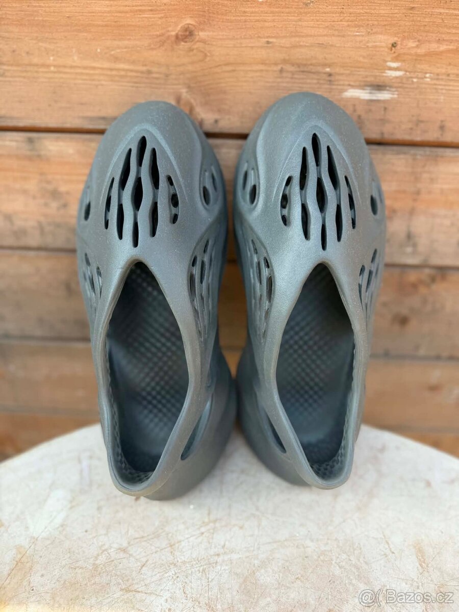 Adidas Yeezy Foam RNR Carbon - 2