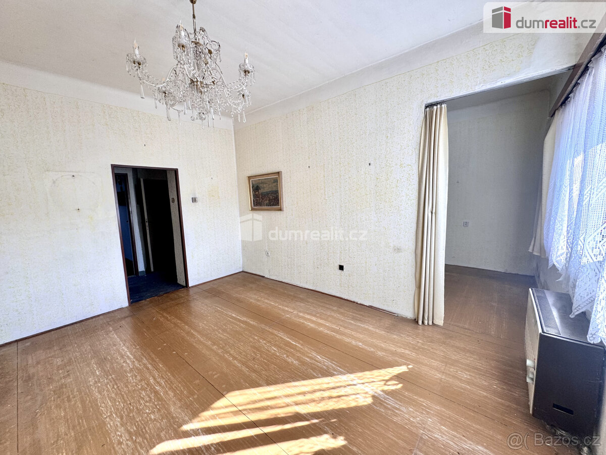 Levá část prvorepublikové vily v srdci Malvazinek - 2