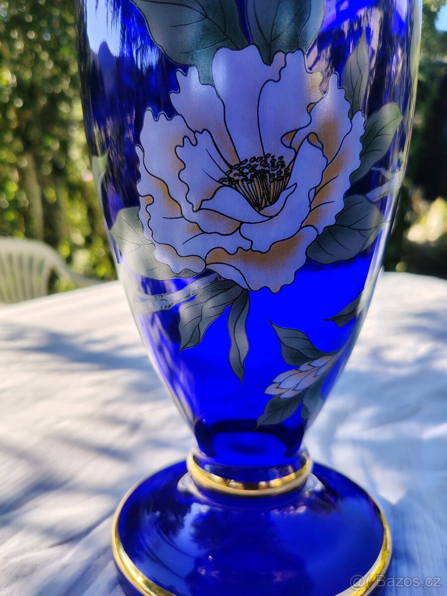 Modrá skleněná váza s květinami a pozlacením - 2
