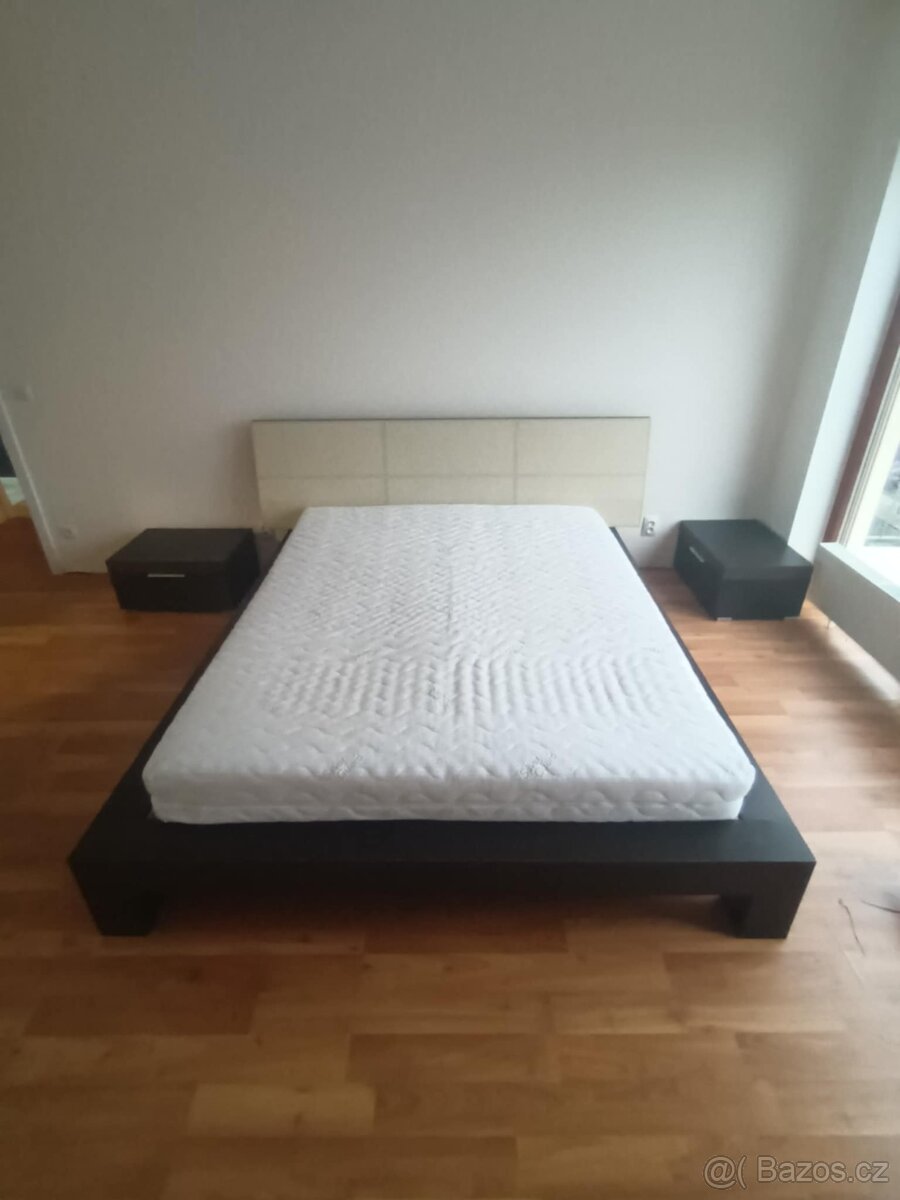 Manželská postel 160x200 (komplet s matrací a stolky) - 2