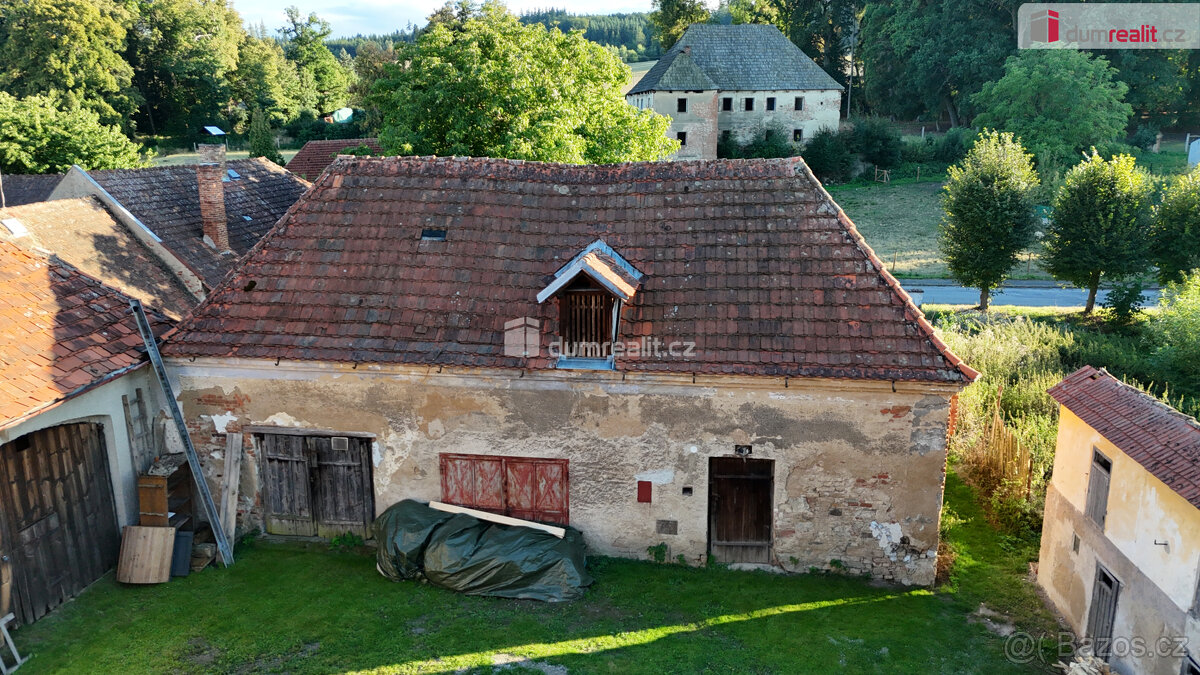 exkluzivní prodej samostatné části dvojdomu, maštale a velké - 2