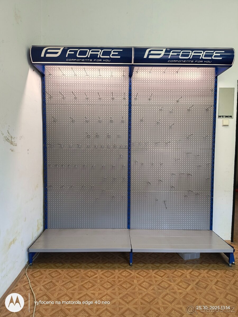 Regál s háčkovým systémem a osvětlením 2 kusy - 2