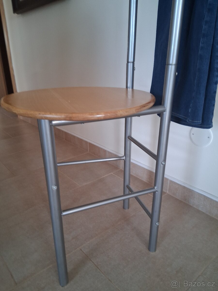 Kovový "sluha" se sedátkem - 2