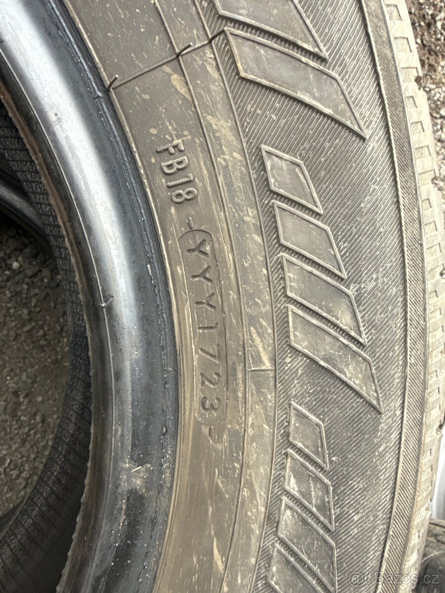 Pneumatiky  zimní 215 /70R15C Yokohama WY01 - 2