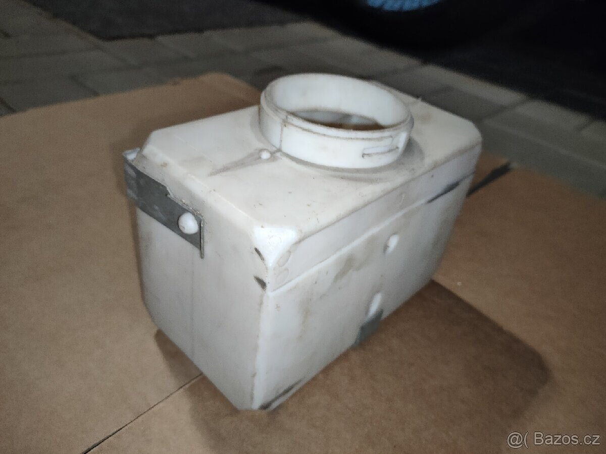 Nepoužitá nádobka ostřikovačů Škoda 100 - 2