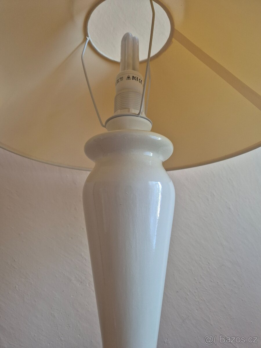 Bílá stolní lampa - 2