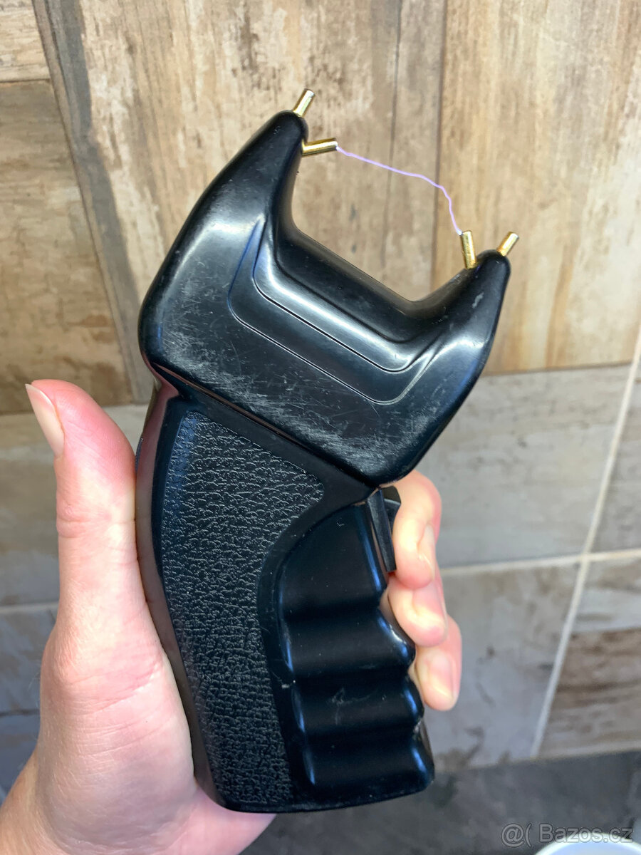 Zap Cane paralyzační hůl 1 000 000 v.; dále ruční paralyzér - 2