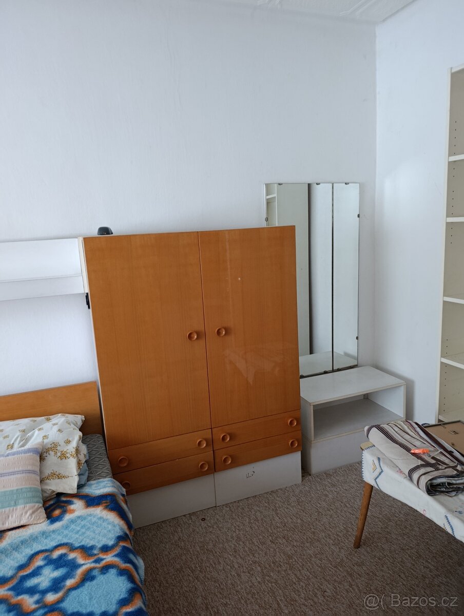 Ložnice,postele s šuplíky plus noční stolky - 2