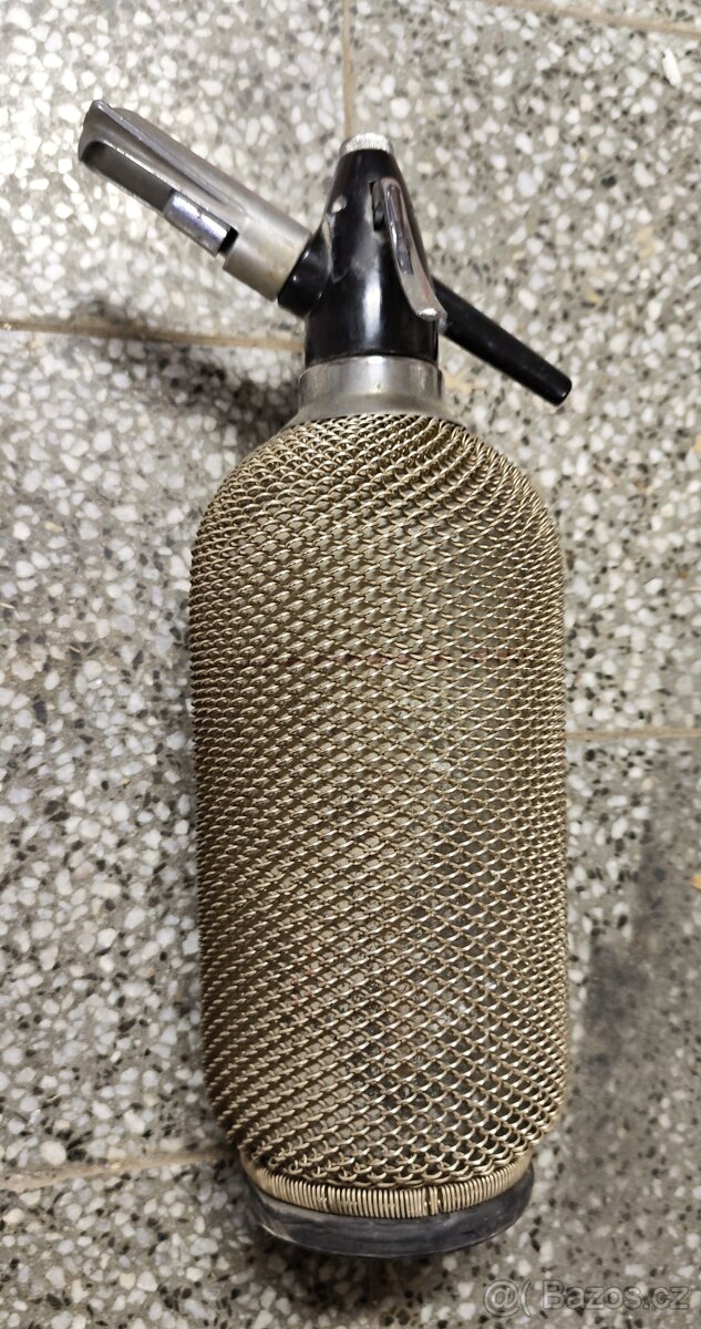 stará sifonová opletená láhev - 2