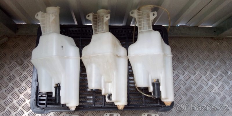 Mazda 323 nádobky ostřikovačů - 2