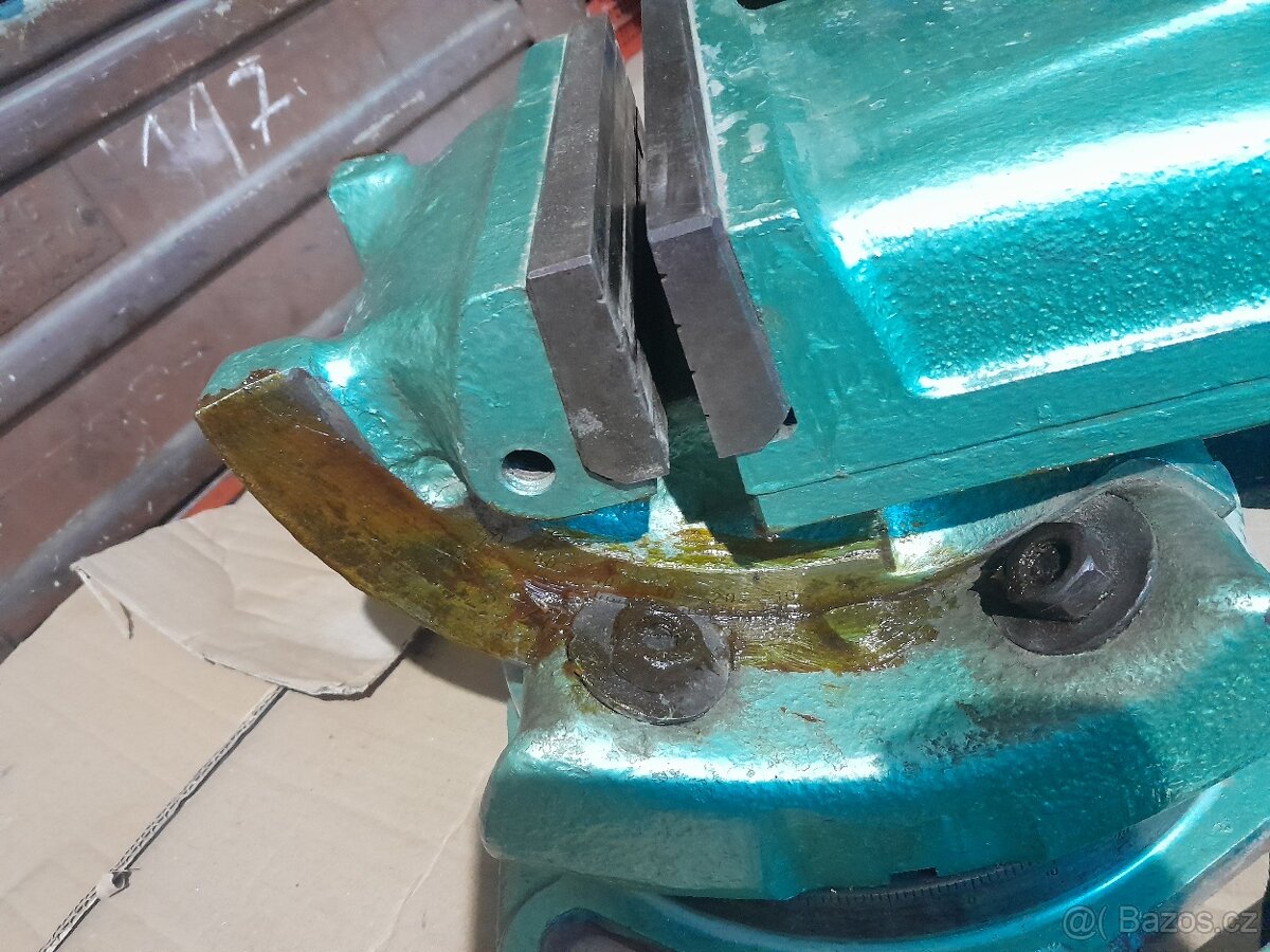 Otočný sklopný strojní svěrák 200mm - 2