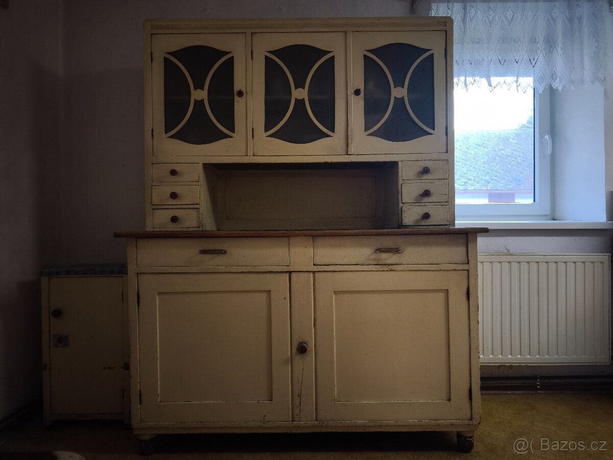 Starý kredenc. - 2