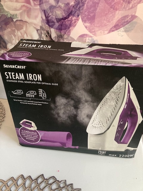 Žehlička a žehlicí prkno - 2