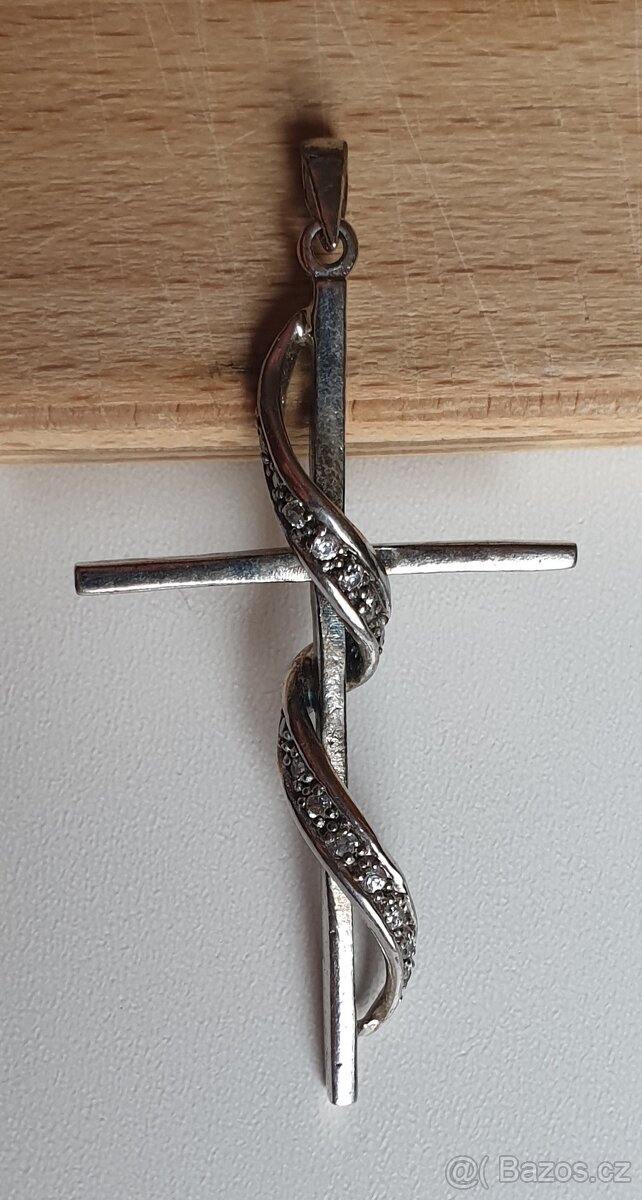 větší stříbrný přívěsek kříž se zirkony 9g - 2