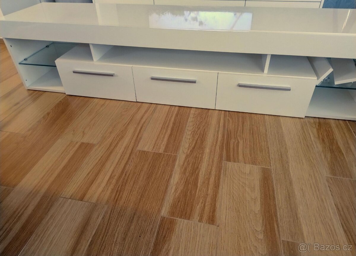 Stolek pod televizi - 2