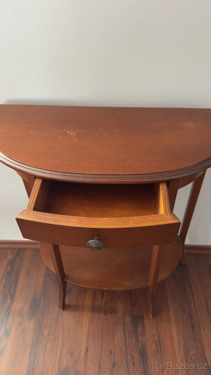 Odkládací stolek se zásuvkou - 2