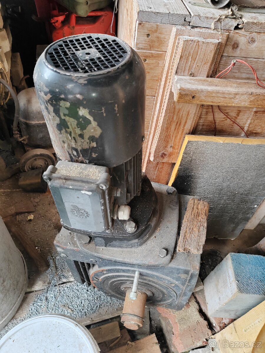 Elektromotor z stali převodem - 2