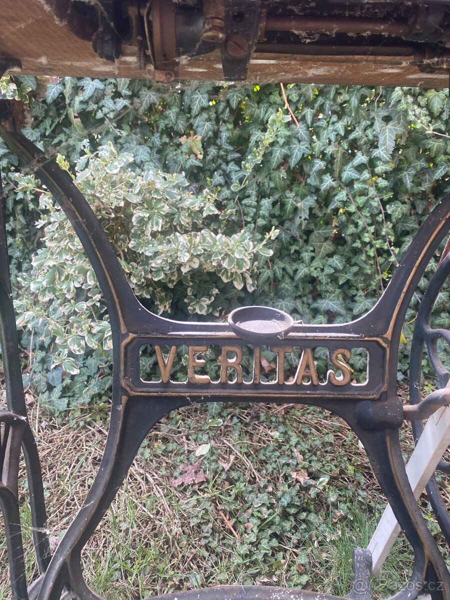 Starý šicí stroj Singer - 2