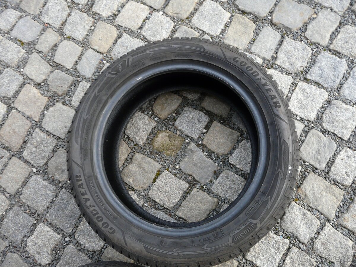 ZIMNÍ PNEU GOOD YEAR 215/55R17 - 2