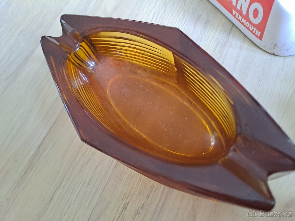 Různé skleněné nebo mramorové popelníky - 2