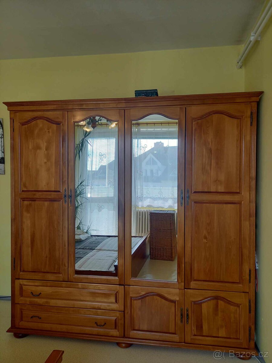 Ložnice: postel, skříň, noční stolky a lampičky - 2