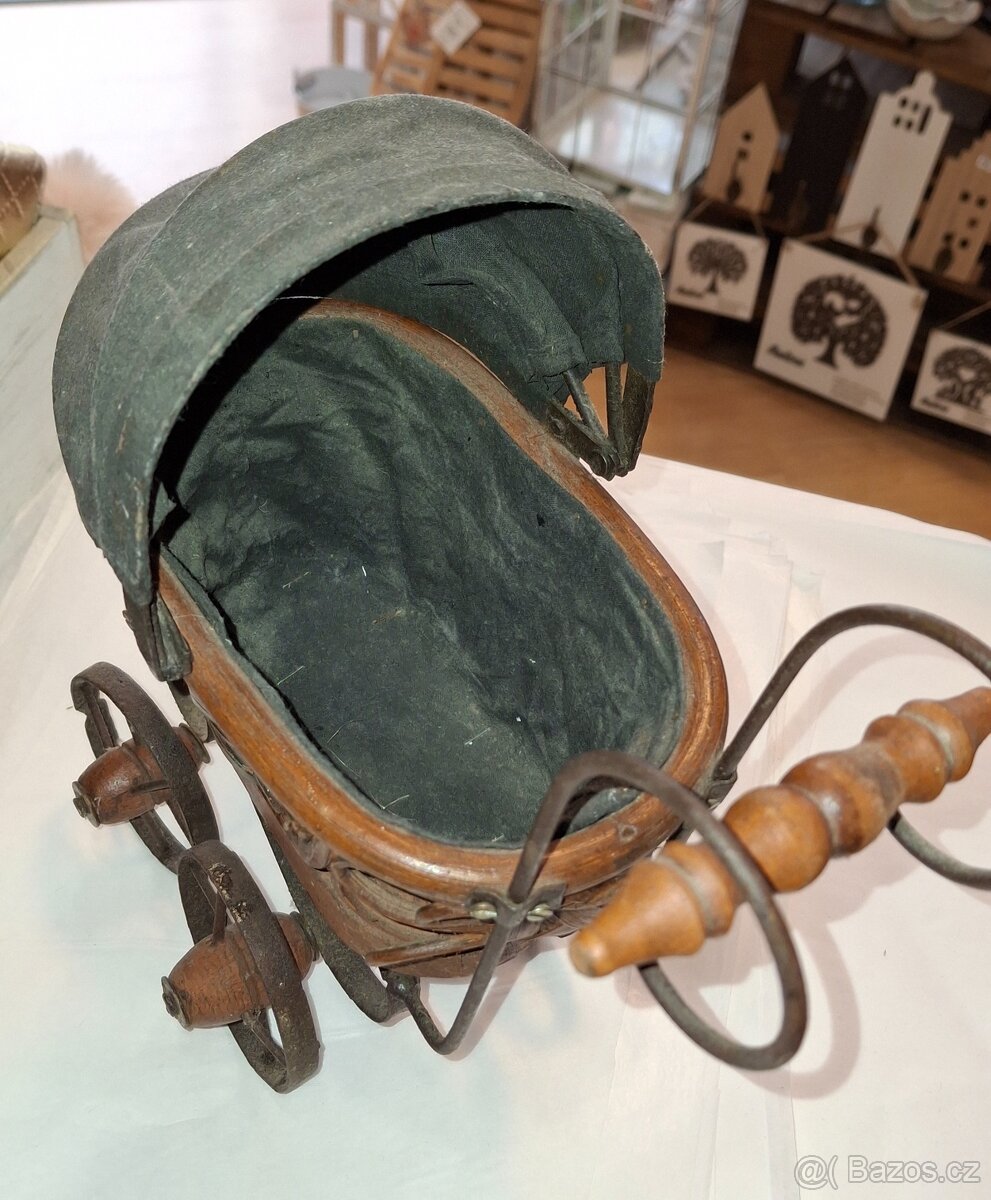 Starý kočárek pro panenky - 2