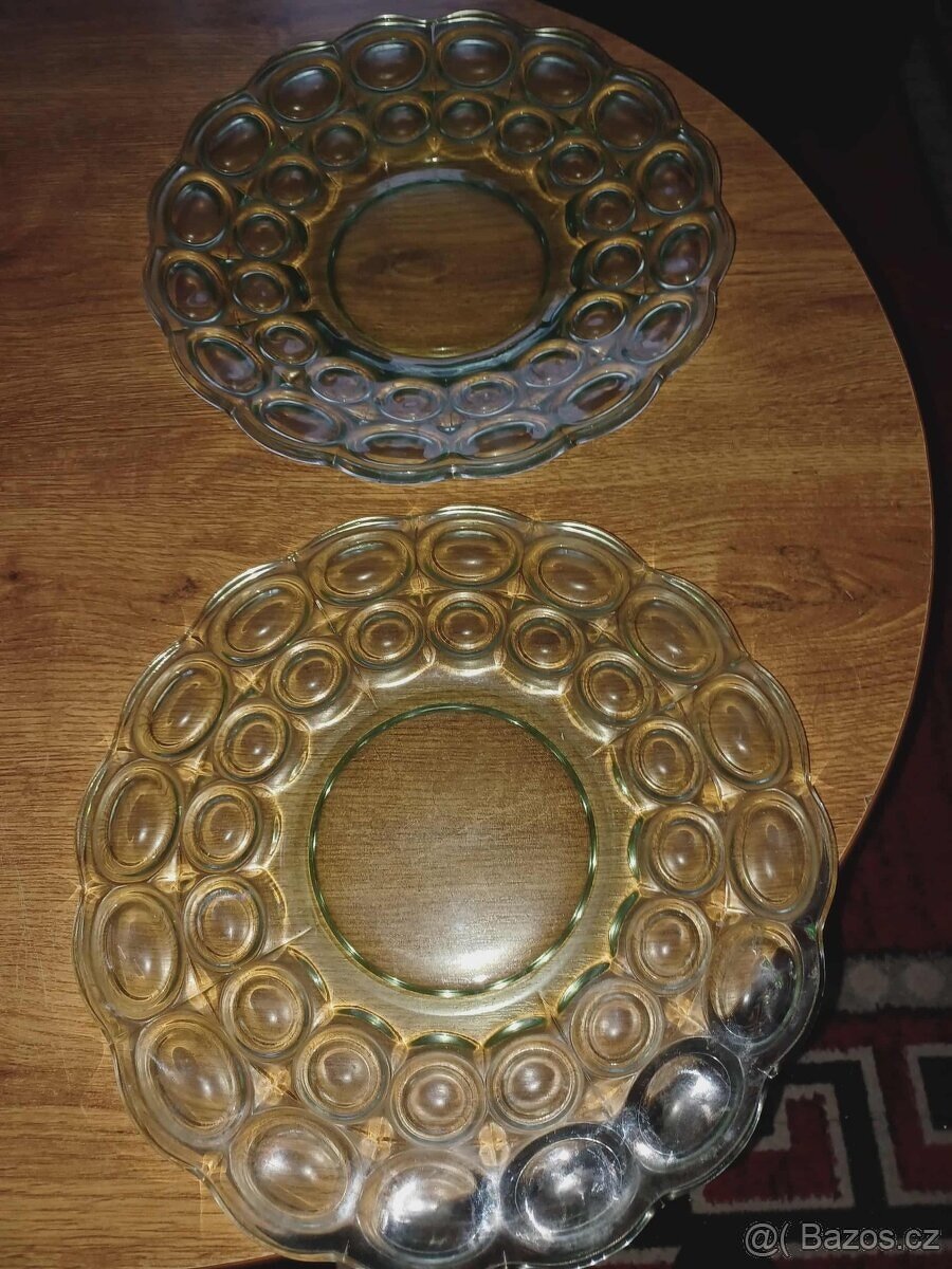 Velké skleněné hutní podnosy z Uranového skla - 2
