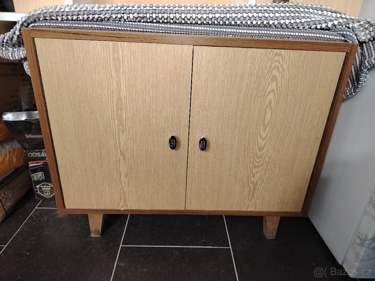 Polička/skříňka do kuchyně. - 2