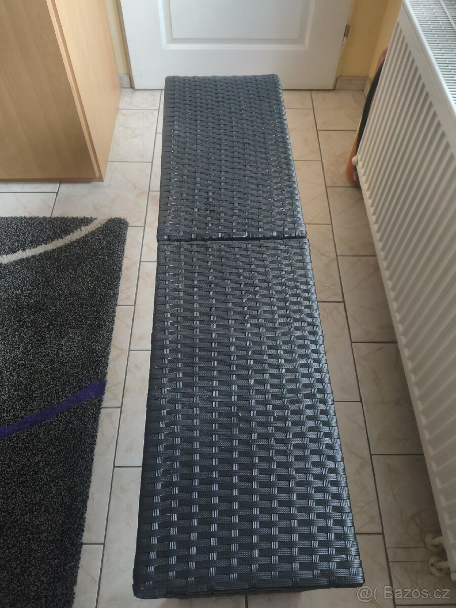 Prodám černou polici z umělého ratanu - 2
