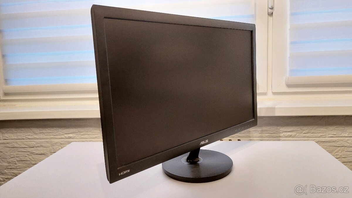 Starší počítač s monitorem - 2