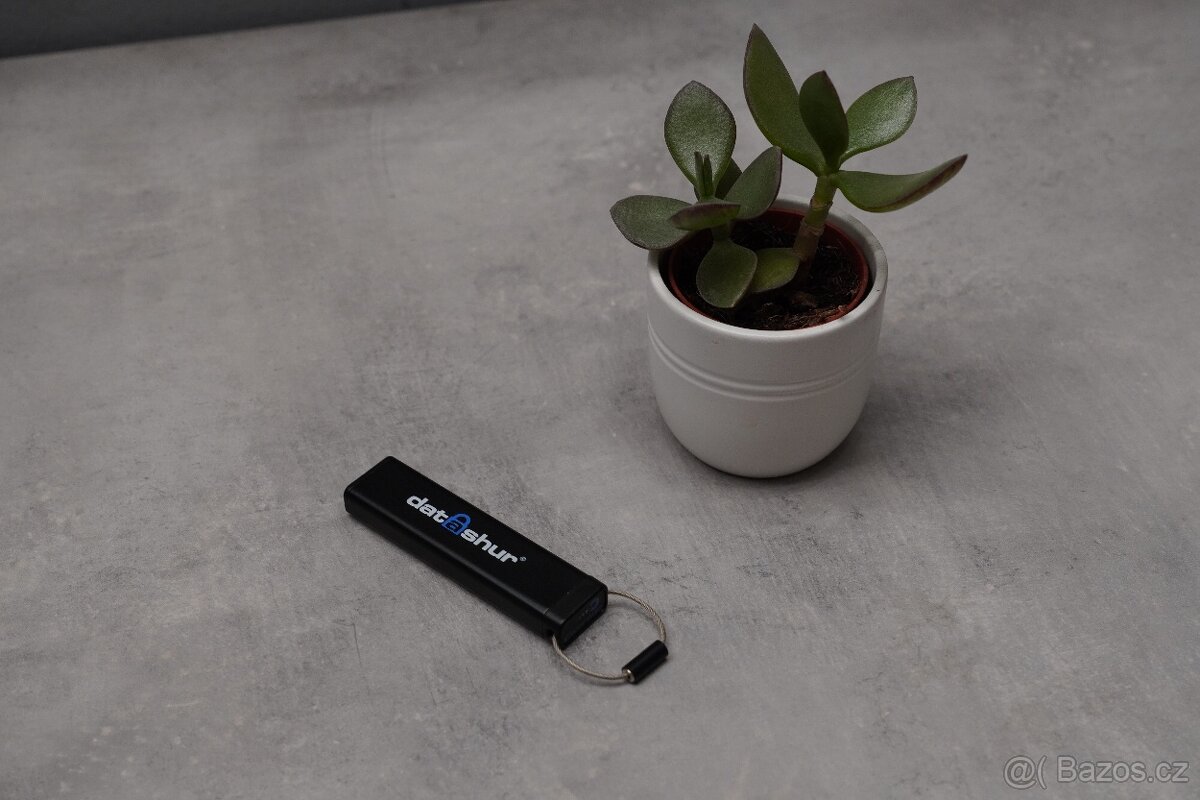iStorage datAshur® USB flash disk 16 GB černá - 2